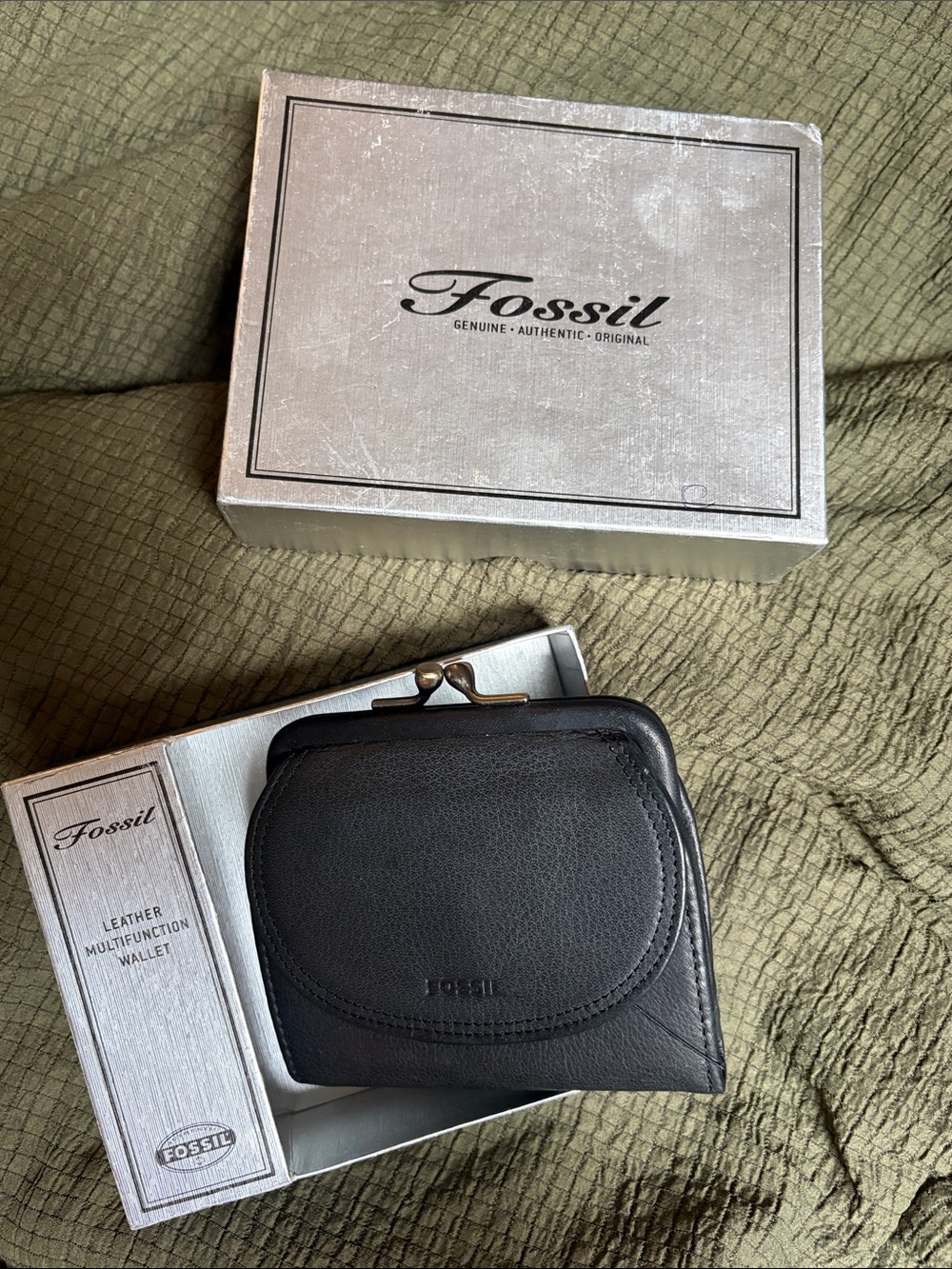 Deadstock Vintage Fossil Black Leather Multifunction Kiss-Lock Compact Wallet